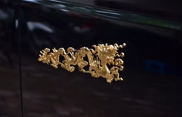 Biểu tượng rồng vàng gắn trên thân xe.