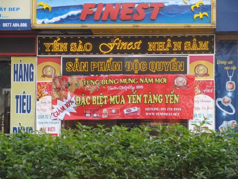 Cửa hàng yến sào trên phố Phạm Ngọc Thạch cũng cho khách hàng một dịp mua sắm tưng bừng.