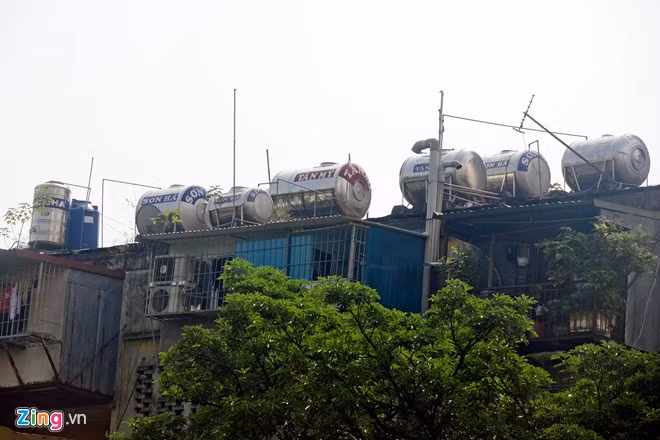 Cách đây hơn ba năm giá đỡ của bồn 1.000 lít tại tập thể Thành Công bị sập, rơi từ tầng thượng xuống đất, may mắn không có thương vong.