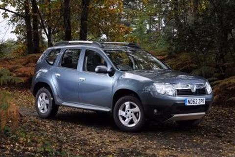 Dacia Duster: Ưu điểm của mẫu xe này là hệ thống dẫn động 4 bánh có khả năng thích nghi với địa hình đa dạng và điều kiện thời tiết thay đổi. Không những vậy, phiên bản Dacia Duster còn được trang bị động cơ diesel dCi dung tích 1.5 lít, mang lại công suất 108 mã lực. Mặc dù sở hữu nội thất cao cấp nhưng Dacia Duster chỉ được niêm yết giá 15.000 bảng Anh (tương đương 535 triệu VN đồng).