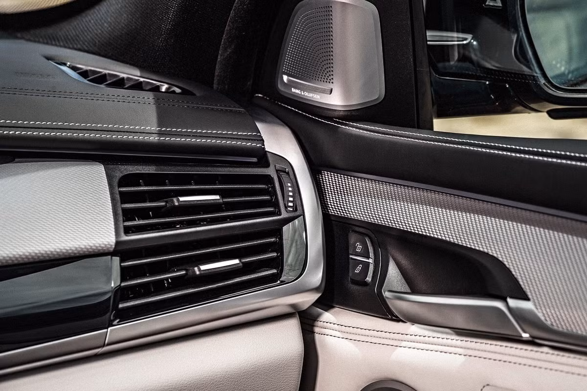 Bên cạnh đó, khách hàng cũng có thể tuỳ chọn gói trang bị xLine và M Sport để tăng tính thể thao cho mẫu xe của mình.