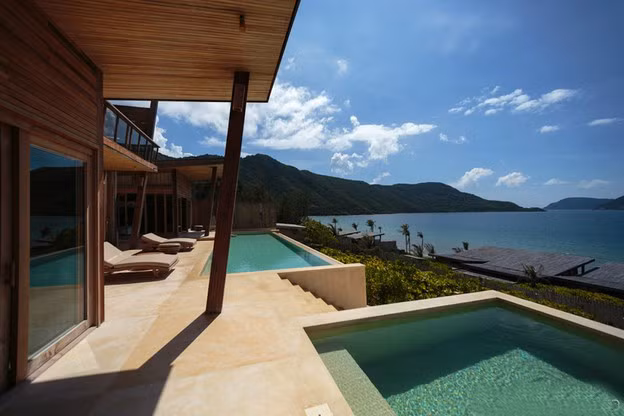 Khu nghỉ dưỡng Six Senses Côn Đảo là khu nghỉ mát 5 sao đầu tiên trong quần đảo này, với 50 biệt thự, mỗi biệt thự đều có hồ bơi riêng, được trải dài 1,6km dọc theo bãi biển.