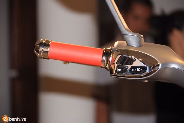 Cùm công tắc của chiếc Vespa 946 Bellissima.