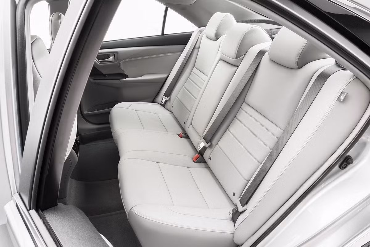 Hàng ghế sau bọc da sang trọng. Hiện chưa rõ giá bán của xe và khi nào mẫu xe này sẽ về Việt Nam.