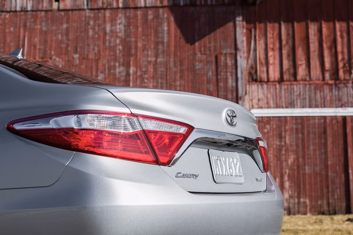 Đuôi xe nhìn hiện đại hơn.