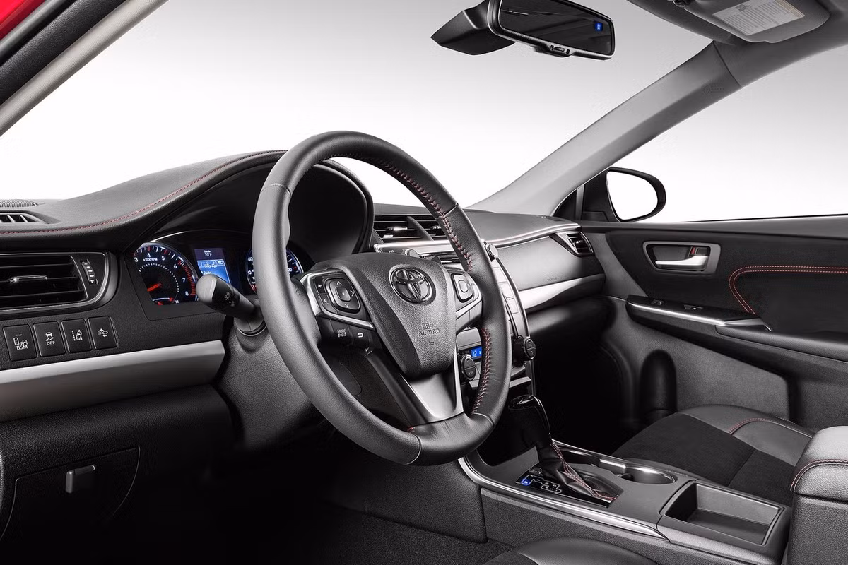 Camry 2015 vẫn được trang bị các động cơ giống như phiên bản cũ bao gồm: động cơ I4 2.5 lít, động cơ V6 3.5 lít, và hệ thống động cơ hybrid với một động cơ 2.5 lít và một mô-tơ điện tích hợp.