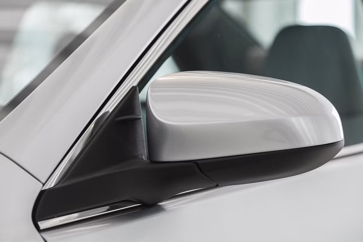 Gương xe với những đường nét cá tính.