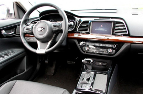 ... gồm màn hình DVD, điều hòa tự động, nút điều chỉnh được tích hợp trên vô lăng, ốp giả gỗ... Tại Trung Quốc, Kia K4 dự kiến có giá dao động từ 140 – 180 nghìn nhân dân tệ, tương đương từ 480 – 616 triệu đồng.