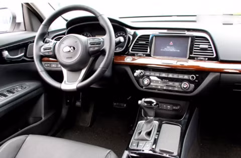 ... gồm màn hình DVD, điều hòa tự động, nút điều chỉnh được tích hợp trên vô lăng, ốp giả gỗ... Tại Trung Quốc, Kia K4 dự kiến có giá dao động từ 140 – 180 nghìn nhân dân tệ, tương đương từ 480 – 616 triệu đồng.