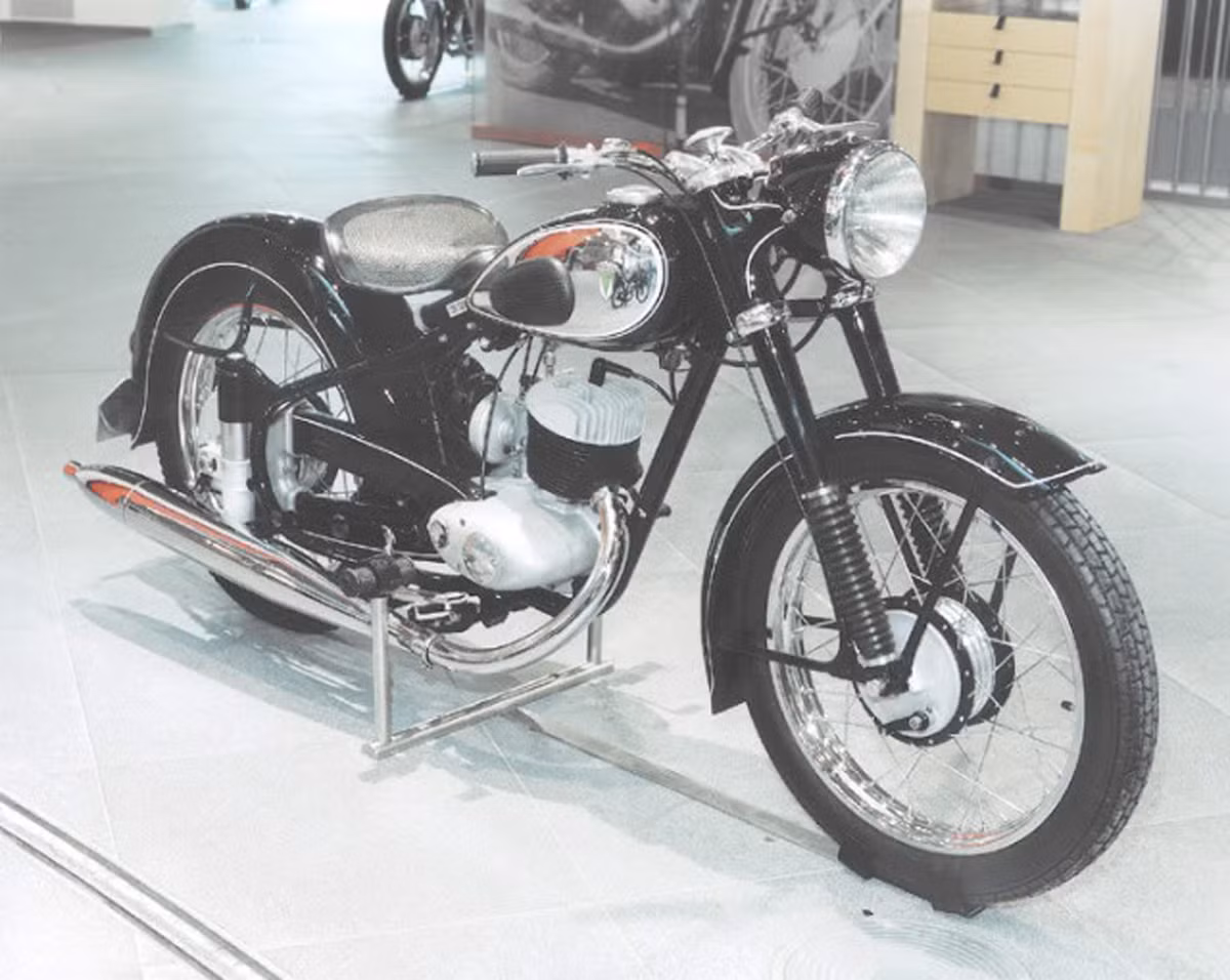 Ít người biết rằng thiết kế của mẫu xe DKW RT-125 được đền bù cho Anh và Mỹ là cơ sở cho những thành công của các hãng xe như Harlay Davison hay BSA của Anh sau này. Ảnh: Mẫu DKW RT-125 thiết kế tiên phong cho dòng xe 1 xi-lanh.
