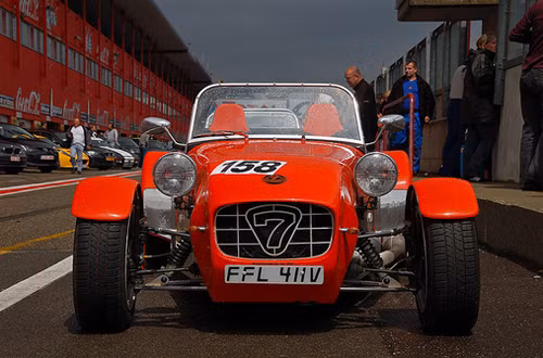 Caterham Seven trị vì 55 năm kể từ khi ra đời vào năm 1957. Colin Chapman từng khai tử vài lần mẫu xe mà ông nói là mình thiết kế 1 tuần nhưng Caterham vẫn tồn tại và Seven là một biểu tượng.