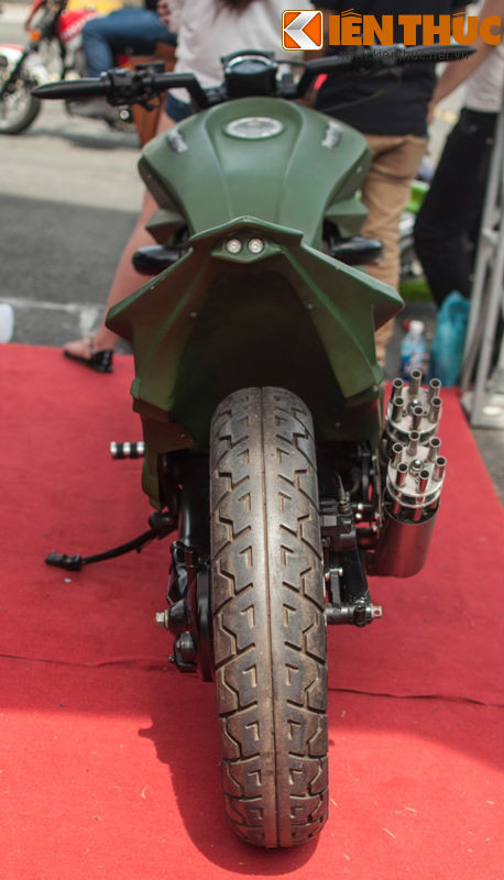 Phần đuôi sau được cắt gọt chỉ còn lại vị trí cho một người ngồi.