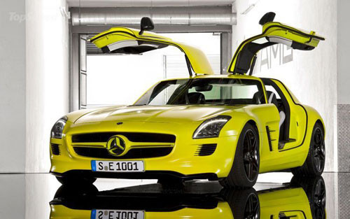 Mercedes-Benz SLS Electric Gullwing E-Cell giá 1 triệu USD (khoảng 21,2 tỷ đồng). Siêu xe điện này được trang bị động cơ 526 mã lực và mô-men xoắn cực đại 880 Nm.