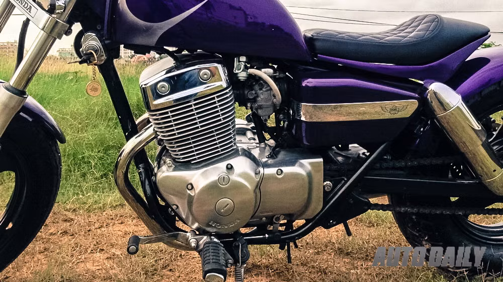 Khối động cơ của Rebel 250cc được đánh bóng lại.