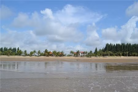 Vì là khu mới, nên khách tới biển Hải Tiến còn chưa đông, do vậy giá thuê biệt thự và phòng ở đây chấp nhận được. Điểm trừ của bãi biển này là buổi tối ở khá buồn, đìu hiu vì hàng quán ít, dịch vụ du lịch thưa thớt.