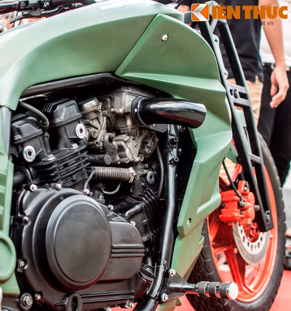 Xe được độ từ chiếc Honda Interceptor VF750F với động cơ V4 DOHC 4 xi-lanh 750cc cung cấp cho xe 86 mã lực và hệ thống làm mát bằng nước.