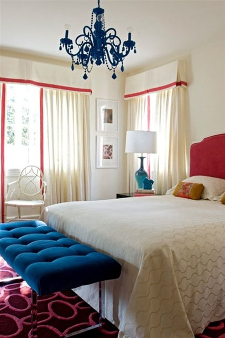 Đèn treo ấn tượng với màu xanh cô-ban tạo nên sự độc đáo cho căn phòng của những cô gái. Khoảng không gian sẽ tuyệt với hơn nếu kết hợp với những đồ dùng màu hồng và trắng.