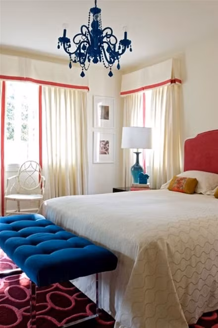 Đèn treo ấn tượng với màu xanh cô-ban tạo nên sự độc đáo cho căn phòng của những cô gái. Khoảng không gian sẽ tuyệt với hơn nếu kết hợp với những đồ dùng màu hồng và trắng.