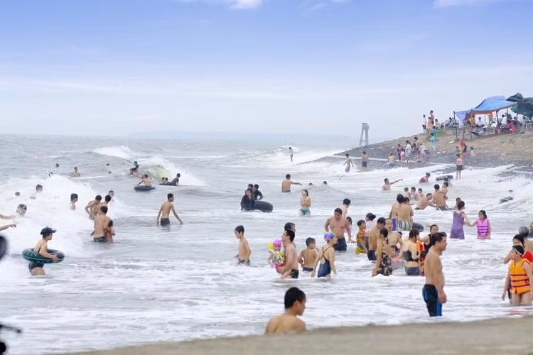 Những bãi biển mới tuy các dịch vụ về du lịch chưa đầy đủ nhưng bù lại vẻ đẹp hoang sơ, ít bị chặt chém là tiêu chí tốt để du khách có thể lựa chọn nghỉ trong dịp 30/4. Bãi biển Hải Thịnh (Nam Định) là bãi biển sạch với cát mịn thoải, không bị bùn lún, an toàn tuyệt đối, êm đềm và thơ mộng.