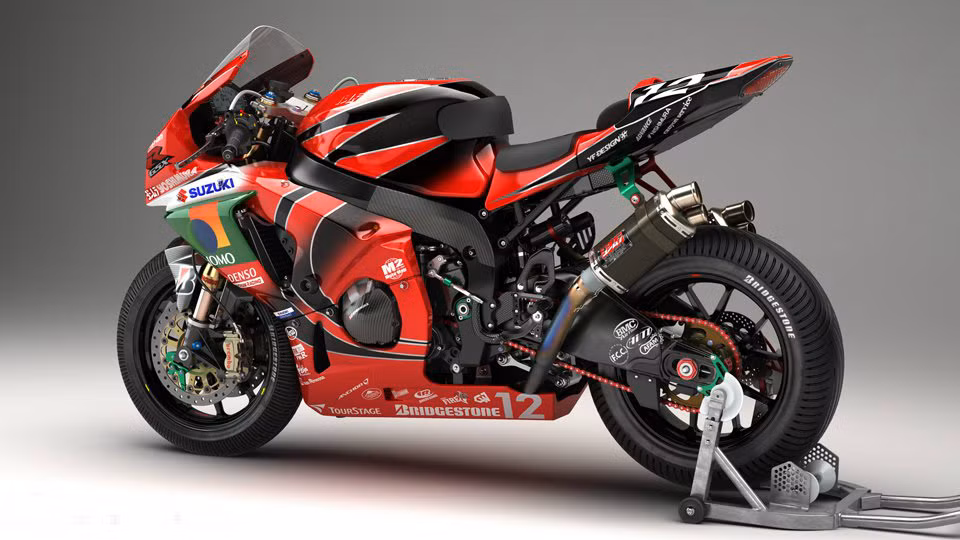 Xe xài cặp "súng" của Yoshimura với cổ pô titan 2 họng pô.