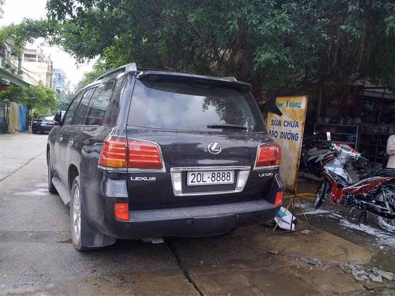 LX570 của đại gia Thái Nguyên đeo biển tứ quý 8. Theo quan niệm của dân chơi xe, số 8 tượng trưng cho sự thịnh vượng, sức khỏe và may mắn. Con số biểu hiện tốt lành này là 8 điều bất tử trong đạo Lão và Bát Chánh đạo trong Phật giáo.