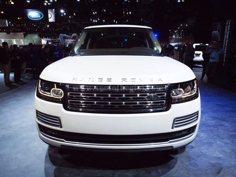 Range Rover LWB có điểm nhấn là lưới tản nhiệt mới, các hốc hút gió. Đèn hậu và các hốc hút gió phụ mới mang đến sự độc đáo cho xe. Ảnh: Xeotothegioi.