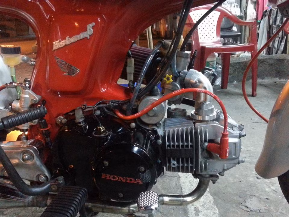 Bông mai vàng, tăng áp NGK là những điểm nhấn của xe.