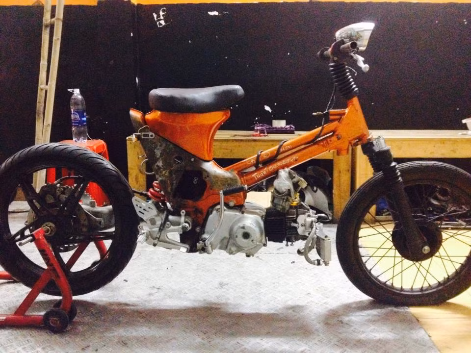 Honda Cup nguyên bản có tận 2 gắp và 2 phuộc, nhưng vì muốn tạo phong cách cho xe, chủ nhân của nó đã bớt đi một gắp.