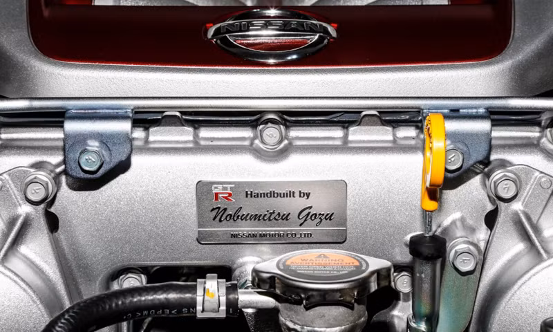 Tên của mỗi kỹ sư được đính trang trọng vào lốc máy của Nissan GT-R.