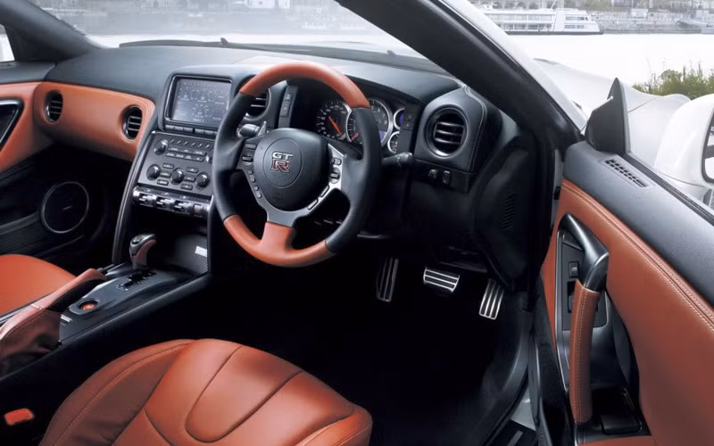 Cỗ máy này mang đến công suất tối đa 545 mã lực tại 6.400 vòng/phút và mô-men xoắn cực đại 628Nm tại dải vòng tua 3.200 - 5.800 vòng/phút.