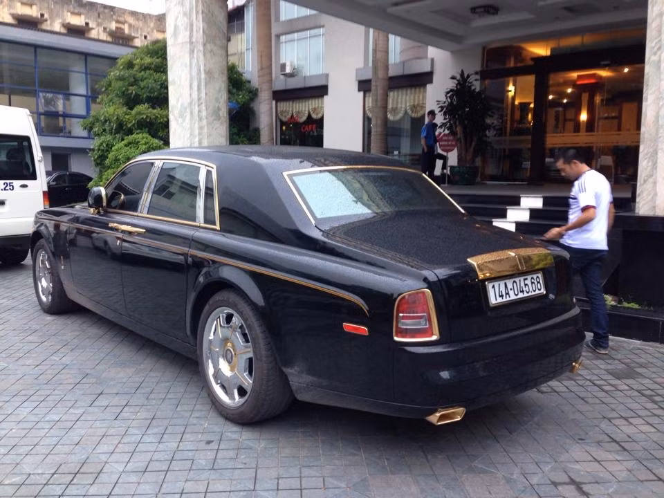 Siêu xe Rolls-Royce Phantom của vị đại gia này được mạ vàng 24K với hình rồng độc đáo. Toàn bộ ghế ngồi được thêu hình rồng, thân xe được tạo thêm 2 đường viền vàng và hình rồng theo đúng phiên bản "Drangon of Year 2012" của hãng Rolls-Royce.