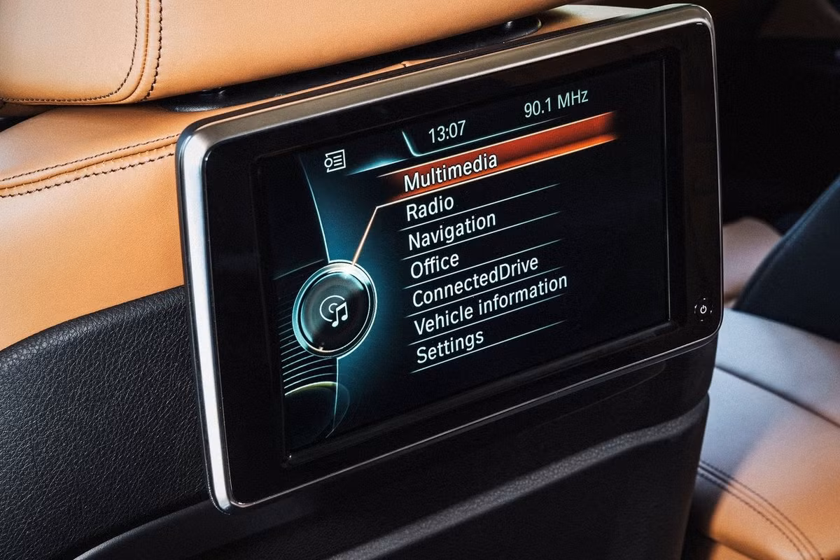 Gói tùy chọn bao gồm: chọn loại da nội thất với 6 màu, tùy chọn hàng ghế sau với gói Cold Weather Package, hệ thống dẫn đường BMW Navigation System với bảng điều khiển cảm ứng, hệ thống âm thanh vòm Bang &amp; Olufsen và hệ thống giải trí cho hàng ghế sau.