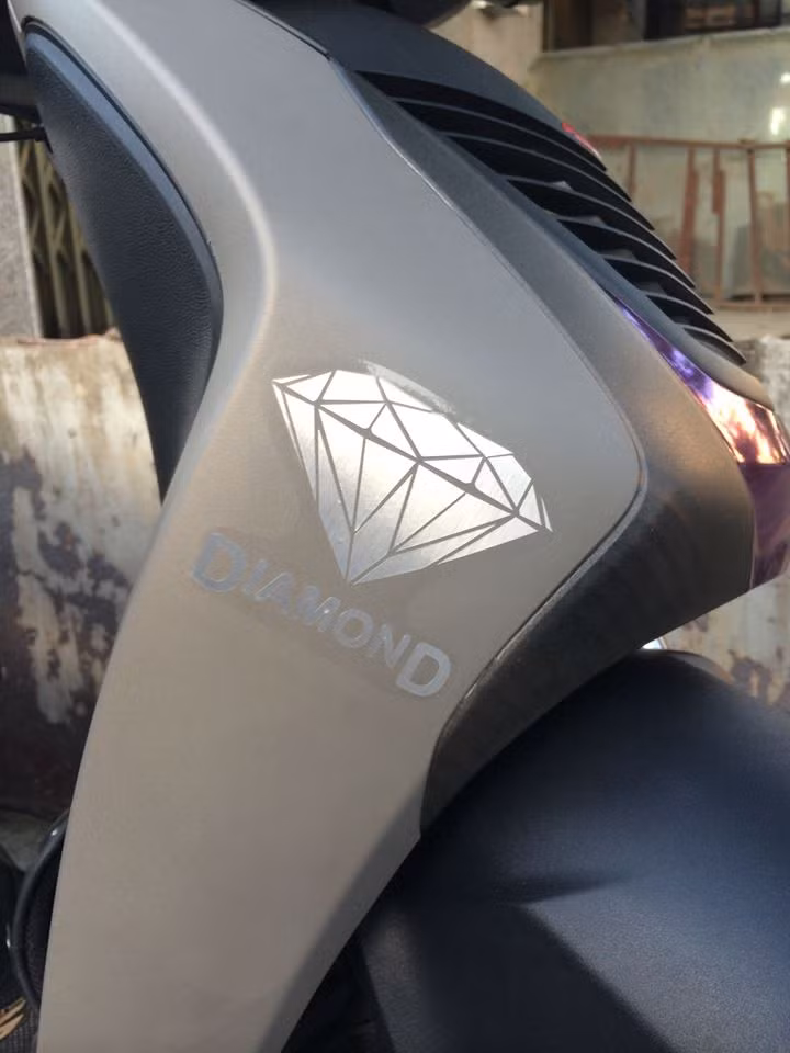 Biểu tượng của viên kim cương "khủng" cùng dòng chữ "Diamond" được gắn trên nhiều vị trí xe. Trong ảnh là hình ảnh kim cương trên ốp xe.