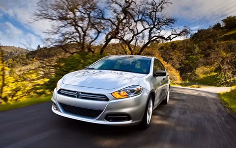 Dodge Dart: Sự quay trở lại của phiên bản Dodge Dart không chỉ đánh dấu kỉ nguyên thiết kế hiện đại và công nghệ khí động lực học, mà còn mang lại bước đột phá về công nghệ và công dụng tuyệt vời của dòng xe này. Với hệ thống giải trí Uconnect, người lái có thể dễ dàng cập nhật danh sách bài hát theo yêu cầu, ghi lại lịch trình cũng như tốc độ vận hành.