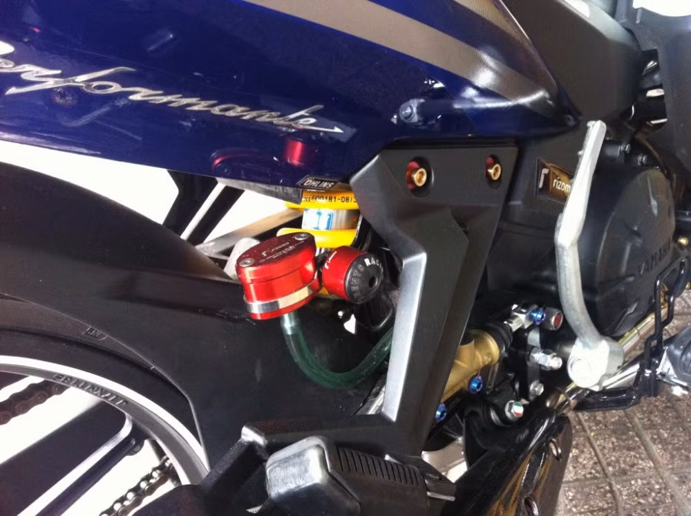 Phuộc Ohlins, bình dầu next nhỏ Rizoma gắn kèm gù trung.