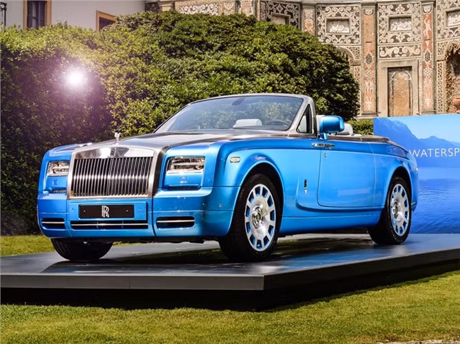 Rolls-Royce Phantom Drophead 2014 có giá 474.600 USD: Phiên bản đặc biệt trang bị bộ la-zăng 11 chấu hợp kim đánh bóng thiết kế riêng. Nội thất bọc da màu xám với những đường viền màu xanh tương phản. Ẩn dưới mui xe là khối động cơ tiêu chuẩn 6,7 lít V12 công suất 453 mã lực và mô-men xoắn 719 Nm. Thời gian tăng tốc từ 0 lên 96 km trong 5,6 giây trước khi đạt tốc độ tối đa 241 km/h.