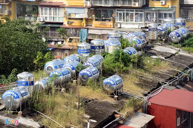 Tại tập thể Giảng Võ (quận Ba Đình), toàn bộ tầng thượng đã được các hộ tận dụng lắp bồn nước. Đã vậy, mái lại có độ dốc, nằm lên đó là những bình nước hình tròn tạo cảm giác ghê sợ cho nhiều người khi quan sát.