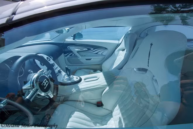 Những họa tiết thiết kế ở ngoại thất xe được lấy cảm hứng từ đường cong của cung đường Stelvio Pass trên dãy núi Alps. Những họa tiết màu xanh dương được sơn hoàn toàn thủ công. Để hoàn thiện công đoạn này, những nghệ nhân tay nghề cao đã phải làm việc miệt mài trong 3 tuần liên tiếp.