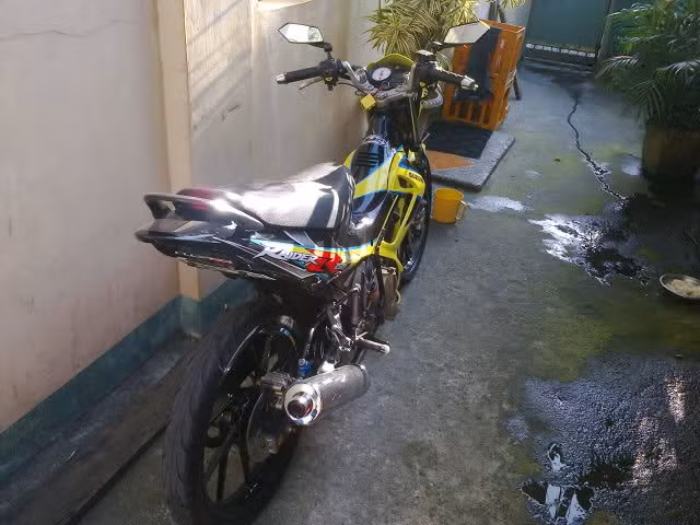 "Chiến binh" này được tháo bỏ chắn sau làm chiếc bánh sau trông thon nhỏ và cá tính hơn.