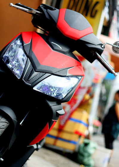 AirBlade Thái với dàn tem phối màu đen đỏ.​ Nếu chỉ thay nguyên bộ "áo", chủ nhân của những chiếc xe này phải bỏ ra khoảng 4-6 triệu đồng và hoàn thiện trong vòng 1 tuần.