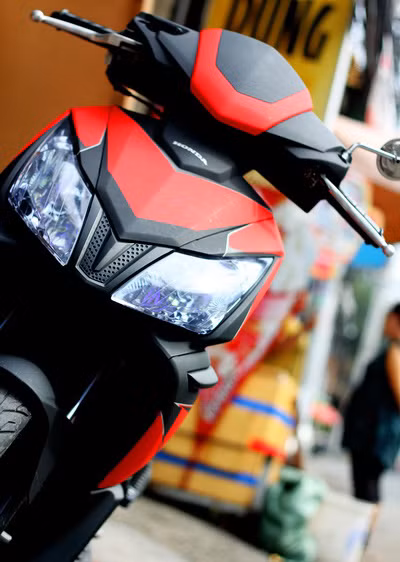 AirBlade Thái với dàn tem phối màu đen đỏ.​ Nếu chỉ thay nguyên bộ "áo", chủ nhân của những chiếc xe này phải bỏ ra khoảng 4-6 triệu đồng và hoàn thiện trong vòng 1 tuần.