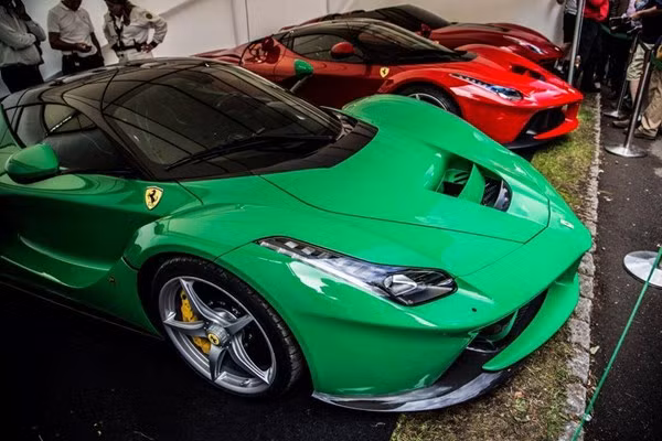 Thậm chí có nhiều người còn căm ghét thương hiệu xe hơi xa xỉ nhất của Pháp (Bugatti là một người Ý nhưng thành lập công ty ở Pháp) khi liên tục "hút máu" người dùng và trì hoãn ra mắt phiên bản mới bằng những chiếc Bugatti có số lượng hạn chế như Sang Noir hay Legend.