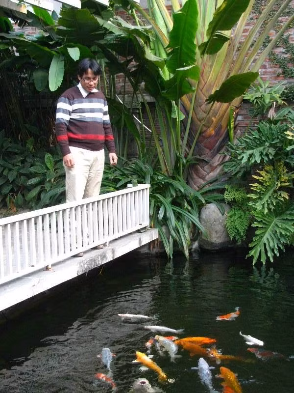 Với anh Dương, ngắm những chú cá rực rỡ sắc màu là một trong những cách xả stress hữu hiệu nhất của anh.