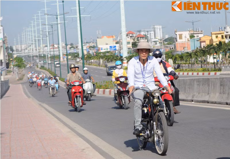 Ngoài ra, còn có các câu lạc bộ như: Mobylette quận 12, Mobylette quận Hóc Môn cũng tham gia diễu hành.