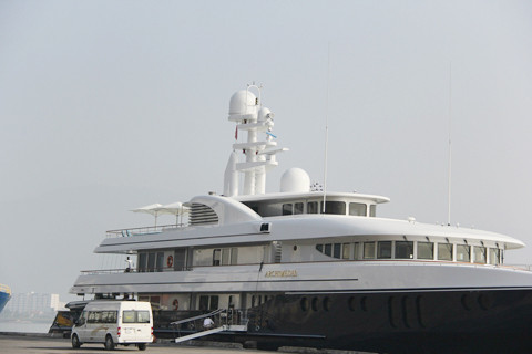 Siêu du thuyền triệu đô Archimedes, quốc tịch Anh cập cảng Đà Nẵng ngày 5/1 vừa qua khiến giới mê du thuyền phát "cuồng" về vẻ đẹp ngỡ ngàng của nó. Siêu du thuyền mang tên nhà khoa học vĩ đại thời Hy Lạp cổ đại Archimedes, trị giá hàng chục triệu đô, với hệ thống radar định vị hiện đại. Archimedes có chiều dài gần 70 m, rộng 13 m, sở hữu 2 hồ bơi, bếp ăn, phòng ngủ... sang trọng.