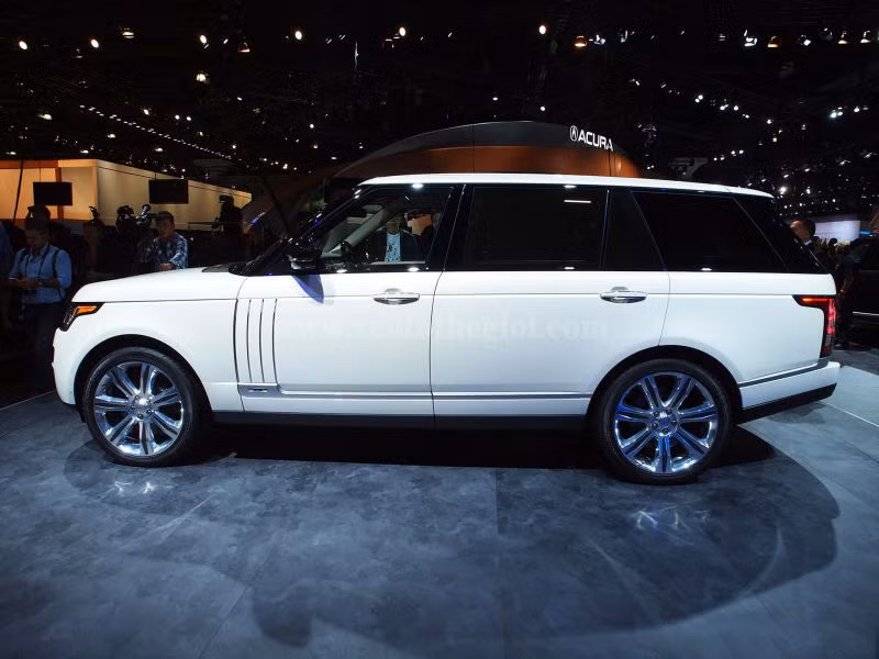 Range Rover LWB được bán ra thị trường từ tháng 3 năm nay nhưng tới giờ chiếc xe này mới đặt chân tới Việt Nam. Ảnh: Xeotothegioi.
