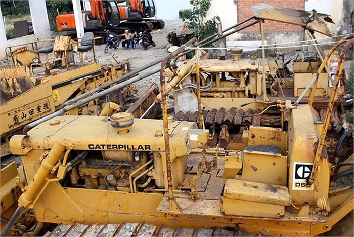 Nhưng cũng có rất nhiều loại xe quá đát, để 4 -5 năm không có khách mua, ngày càng hư hỏng nặng, rỉ sét nằm chờ bán sắt vụn.