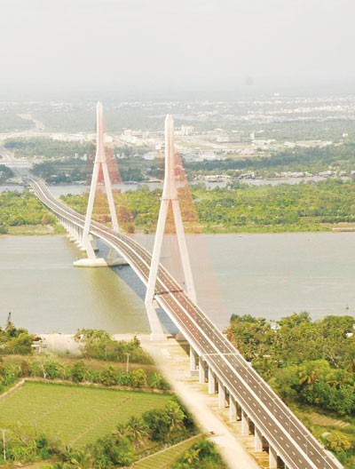 Cầu Cần Thơ bắc qua sông Hậu, nối thành phố Cần Thơ và tỉnh Vĩnh Long, là cây cầu dây văng có nhịp chính dài nhất Việt Nam và Đông Nam Á. Cầu hoàn thành có tổng chiều dài gần 16 km, rộng 23 m với 4 làn xe cơ giới, 2 làn bộ hành, điểm đầu thuộc huyện Bình Minh, tỉnh Vĩnh Long điểm cuối nối với quận Cái Răng, thành phố Cần Thơ.