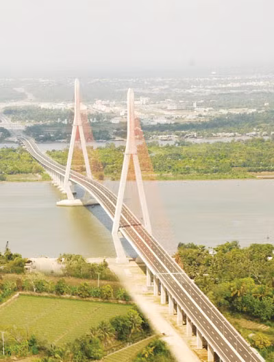 Cầu Cần Thơ bắc qua sông Hậu, nối thành phố Cần Thơ và tỉnh Vĩnh Long, là cây cầu dây văng có nhịp chính dài nhất Việt Nam và Đông Nam Á. Cầu hoàn thành có tổng chiều dài gần 16 km, rộng 23 m với 4 làn xe cơ giới, 2 làn bộ hành, điểm đầu thuộc huyện Bình Minh, tỉnh Vĩnh Long điểm cuối nối với quận Cái Răng, thành phố Cần Thơ.