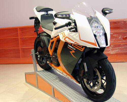 KTM RC8 là superbike KTM nổi tiếng với sức mạnh 175 mã lực, tăng tốc từ 0-200 km/h mất 8,2 giây. Xe được đánh giá cao về thiết kế cũng như sức mạnh động cơ. Bình xăng của xe có dung tích 16,5 lít, trọng lượng KTM RC8R khoảng 184 kg.